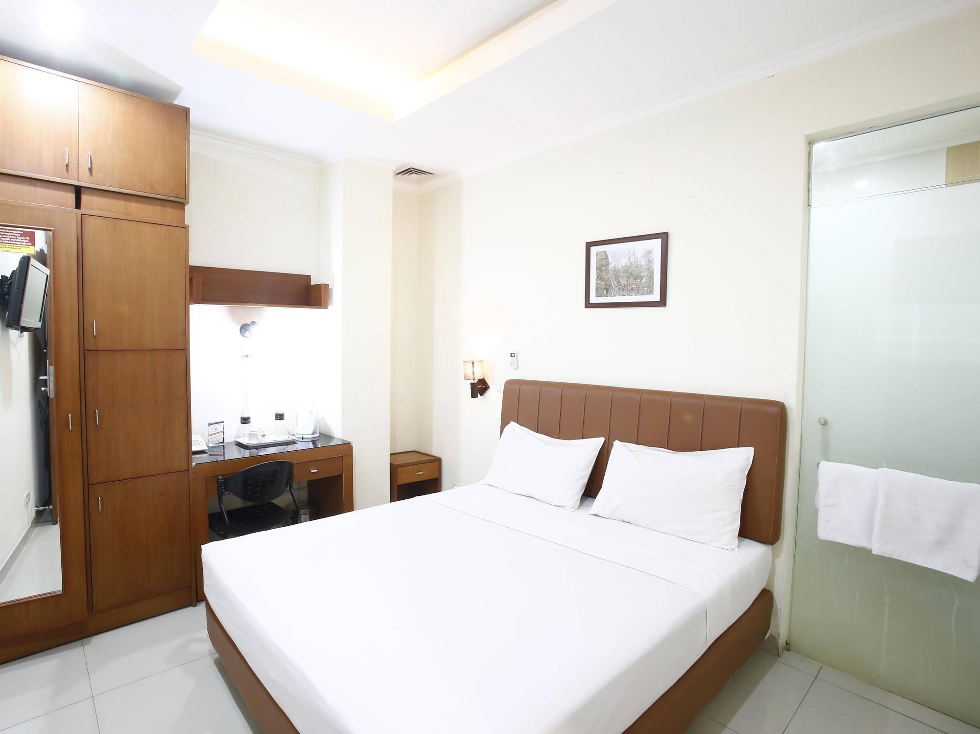 Reddoorz @ Pejompongan Guest house 2*